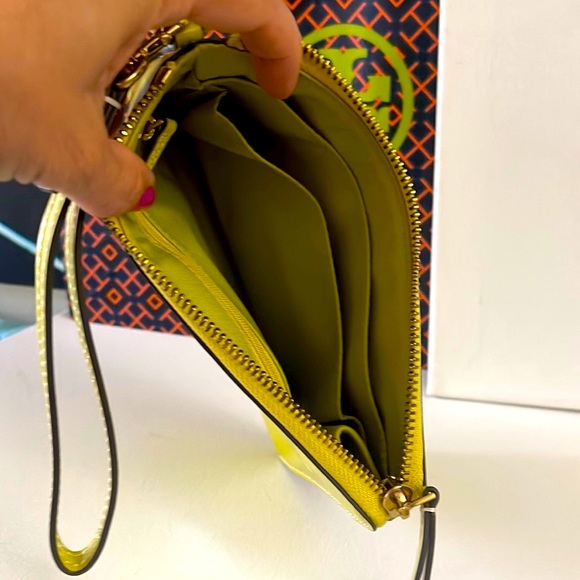 Tory Burch Wristlet Britten Large Zip Pouch - Picture 6 of 9